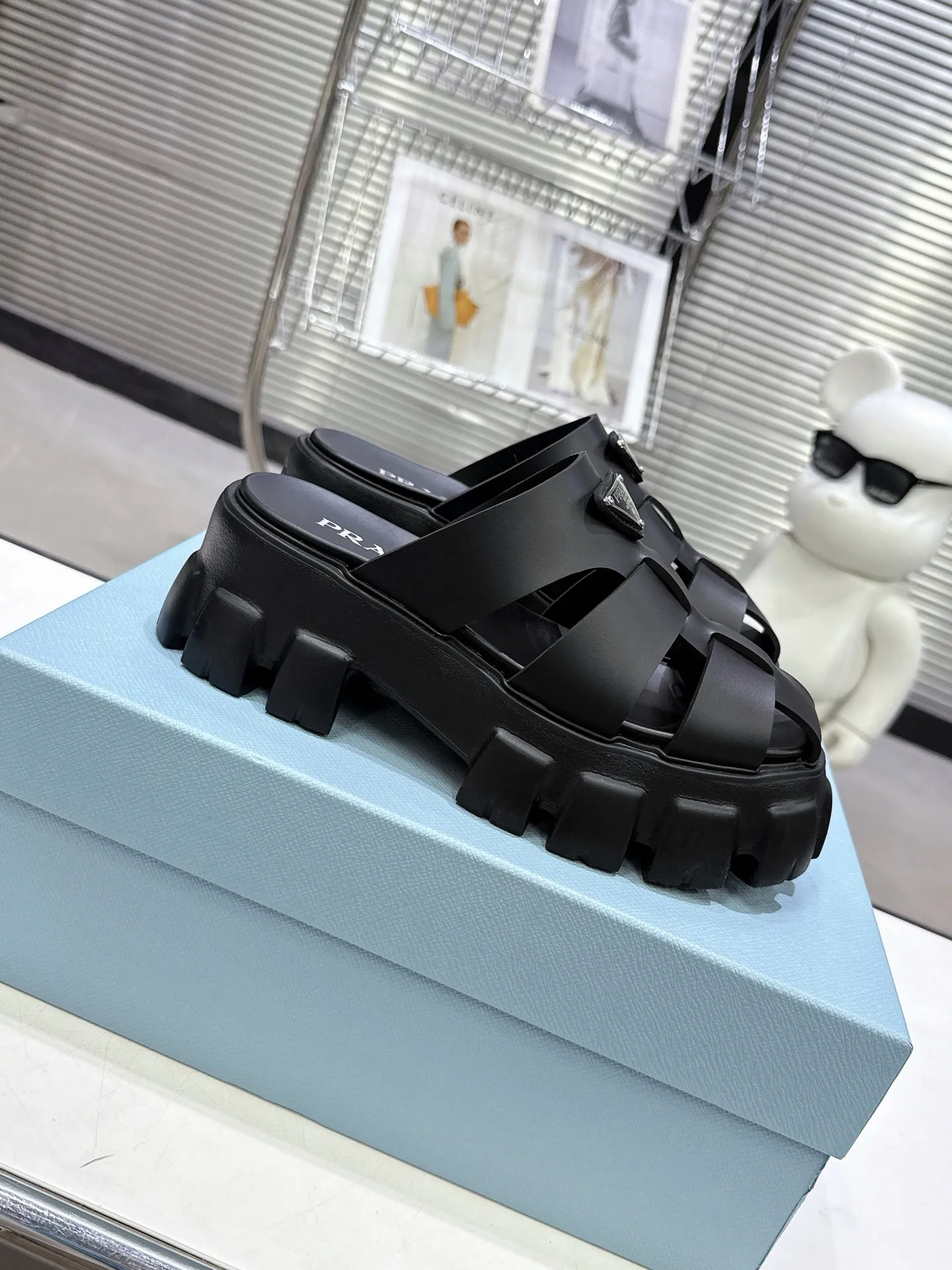 👟👟Ex-factory price 460👟👟 2025 exclusive version super hot🎊🎊🎊prada Prada triangular buckle serrated Roman thick-soled rubber foam ultra-light sandals are retro, fashionable and avant-garde, the upper perfectly restores the original craftsmanship, making the whole pair of shoes light and comfortable, full of holiday feel, bright colors💐💐💐💐 A variety of choices to satisfy fashionable people of different styles! The iconic metal triangle logo is paired with the shape of ancient beach sandals. Every design element is fashionable! Code number 35-40​